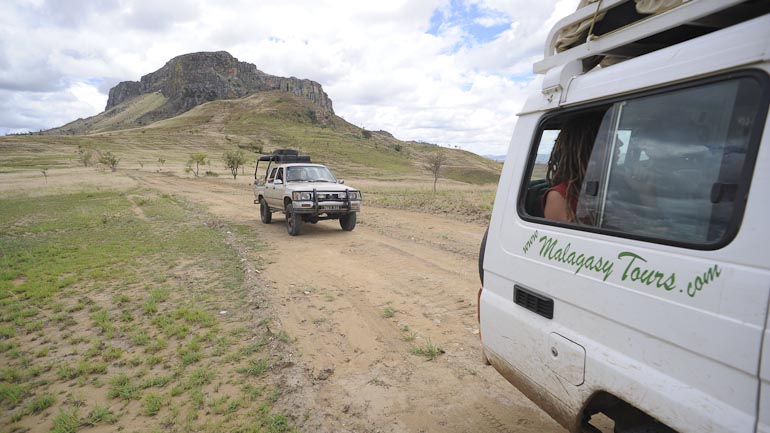 Les 4x4 de Malagasy Tours ur la piste Beroroha-Ranohira