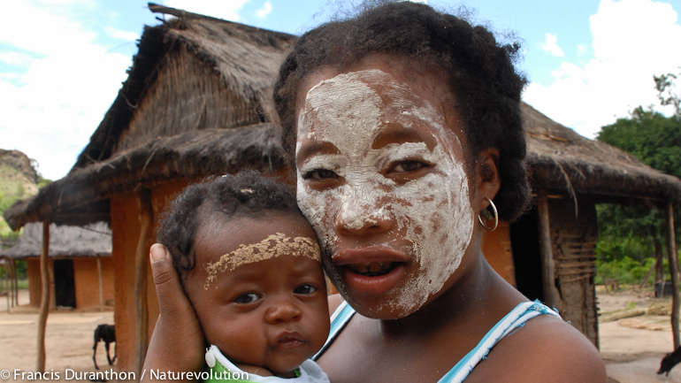 Les femmes s'appliquent un masque de beauté qui a également la fonction de les protéger des rayons nocifs du soleil. Massif du Makay, Madagascar.