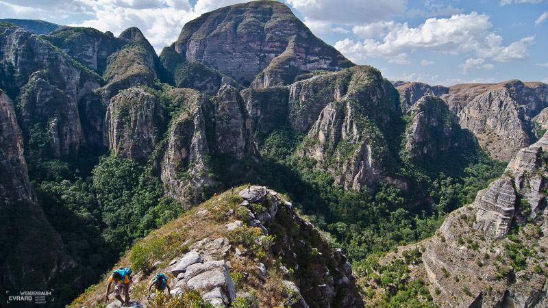 Crapahutage engagé sur les crêtes du massif lors d'un trek