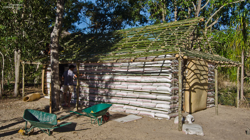 La case construite par les écovolontaires pour Naturevolution dans la forêt de Menapanda