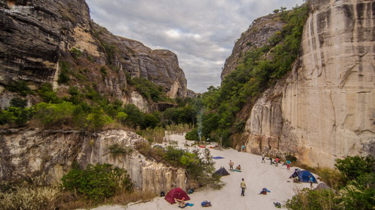 Campement dans un canyon du Makay lors d'une mission écovolontaires