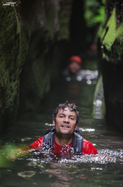 Trek aventure passant par un canyon inondé dans les entrailles du Makay