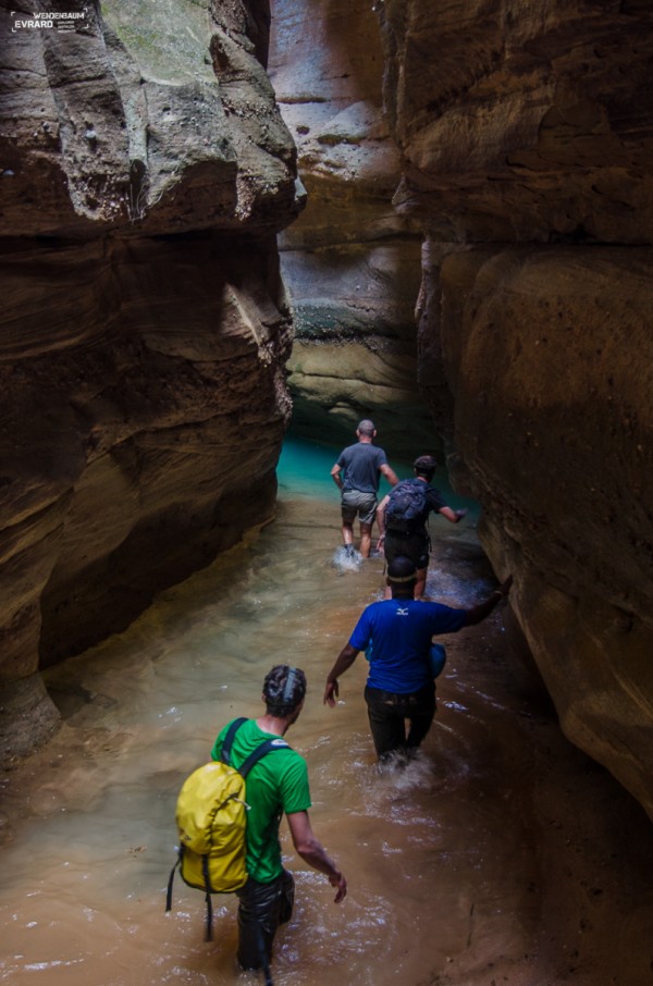 Trek à travers les canyons inondés d'une eau turquoise