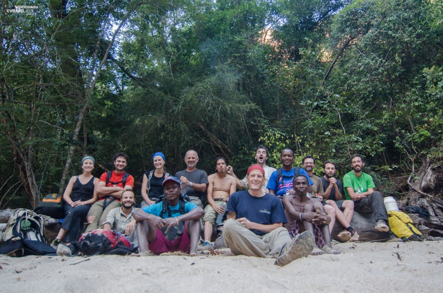 Photo de groupe des trekkeurs aventuriers lors d'un trek à travers le massif