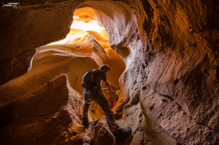 Descente en rappel d'un canyon lors d'un trek aventure dans le Makay