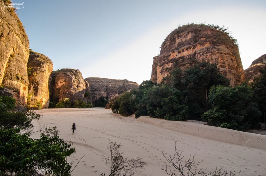 De magnifiques canyons sablonneux jalonnent le parcours du trek