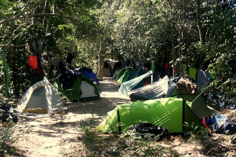 Camp de base des écovolontaires dans la forêt primaire