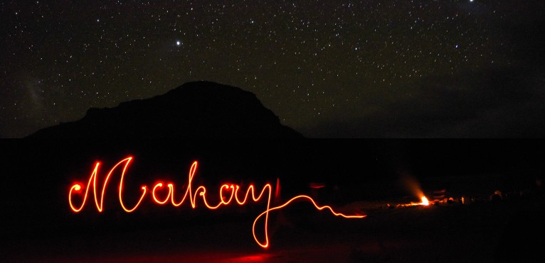 Lightgraff Makay par les écovolontaires lors d'une soirée au camp