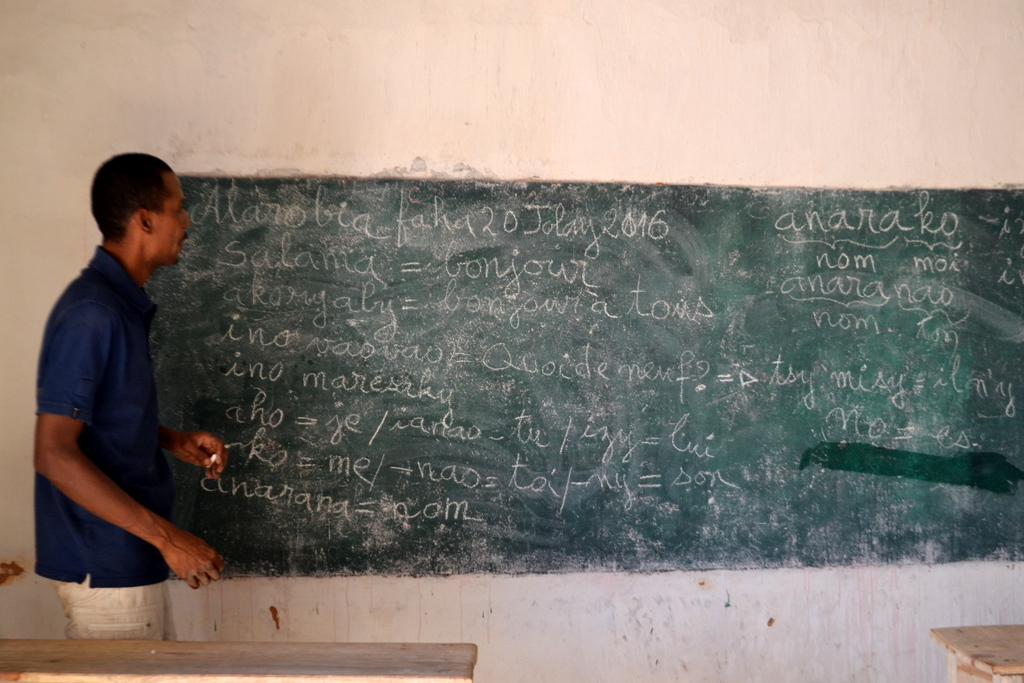 Fredier, un des guides de Naturevolution, dispense un cours de malgache sur le tableau de la nouvelle école !