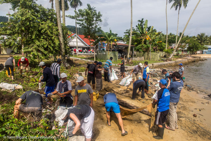 Collective cleaning of Molawe beach. Matarape, Sulawesi, Indonésie.