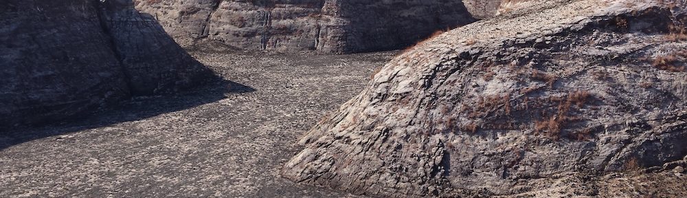 Canyon du massif du Makay déforesté par le feu.