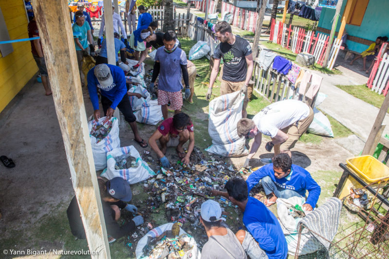 Ramassage communautaire des déchets sur l'île de Sulawesi en Indonésie avec les écovolontaires