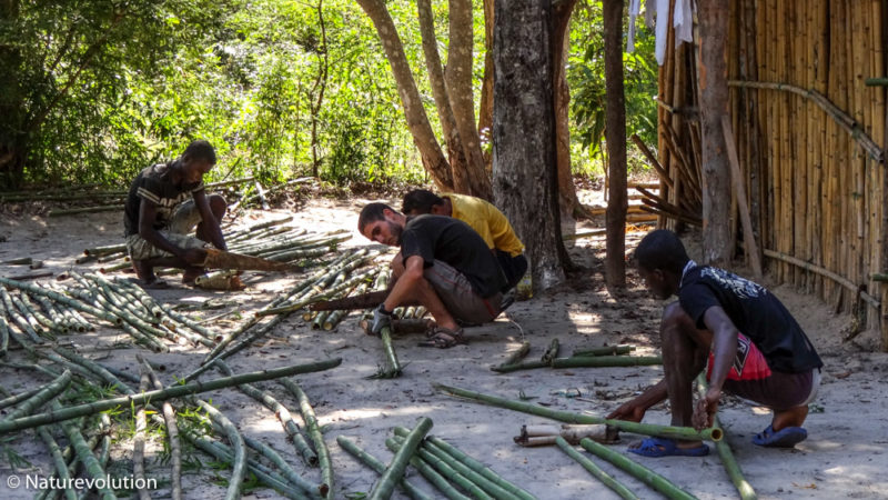 Construction d'une case par les écovolontaires dans le Makay à Madagascar