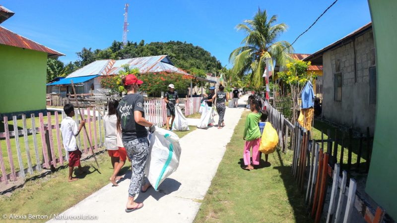 Ramassage communautaire des déchets dans le village de Labengki
