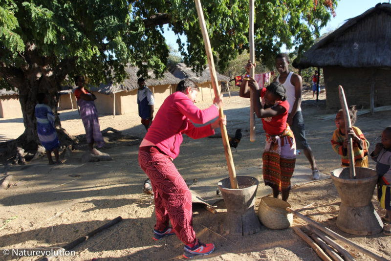 Ecovolontaires s'initiant à la vie du village à Madagascar