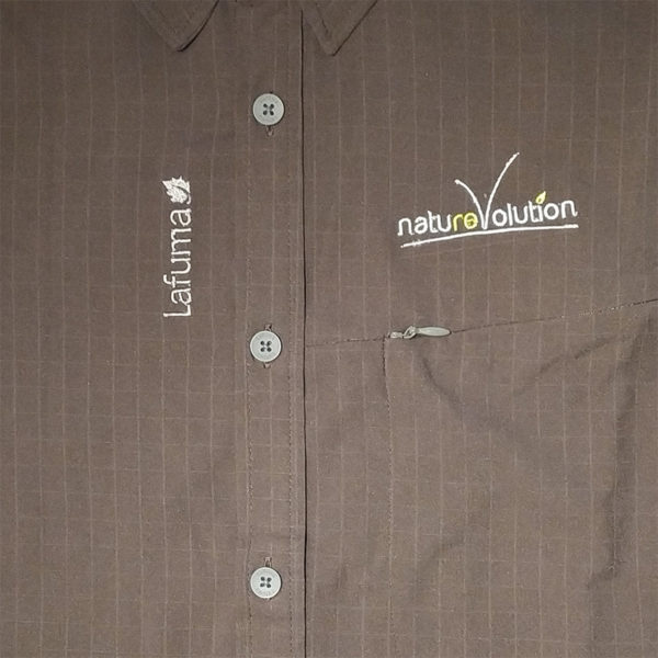 Détail broderie "Naturevolution" Chemise manches courtes