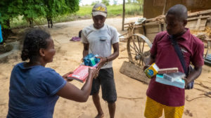 Distribution de matériel scolaire à l'école de Beronono