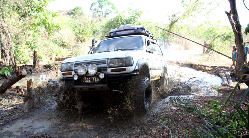 L'un de nos 4x4 sur une piste difficilement praticables