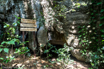 Panneau de protection d'une grotte sur l'île de Sulawesi