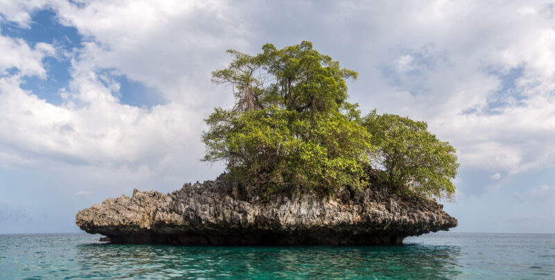 Ilots karstiques de la baie de Matarape sur l'île de Sulawesi en Indonésie