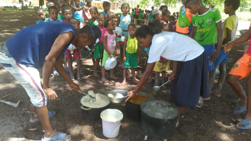 Premier repas de la cantine scolaire de Tsiazorambo ©Julienne Raharisoa/Naturevolution