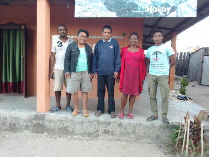 Les équipes de Naturevolution madagasikara et de Tefy Saina devant les bureaux de Naturevolution à Malaimbandy